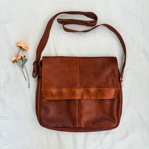 Wilson’s Leather Elegant Brown Leather Messenger Bag